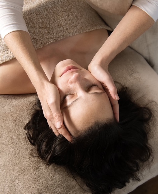 Réconfort d'hiver :
Comme une grande respiration, offrez à votre peau un soin purifiant.  Quelques respirations douces et un massage du cuir chevelu vous aide à libérer votre mental tandis que
votre peau retrouve fraîcheur, clarté et luminosité. image